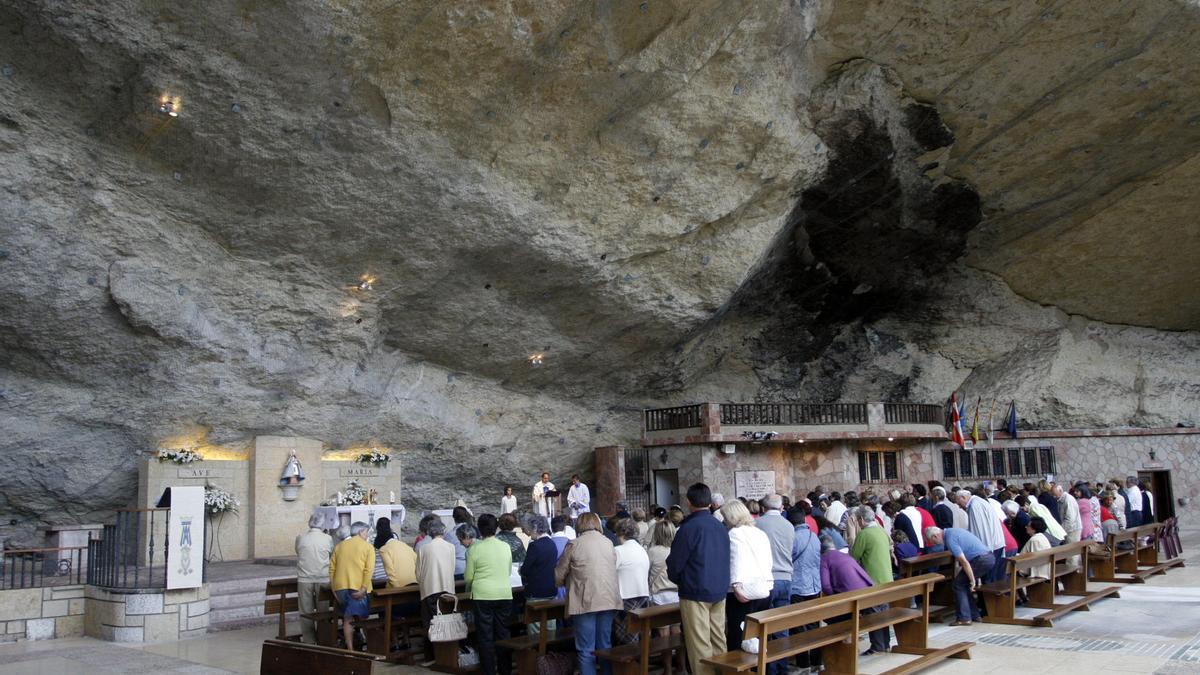 Fieles en el Santuario de la Virgen de la Cueva.