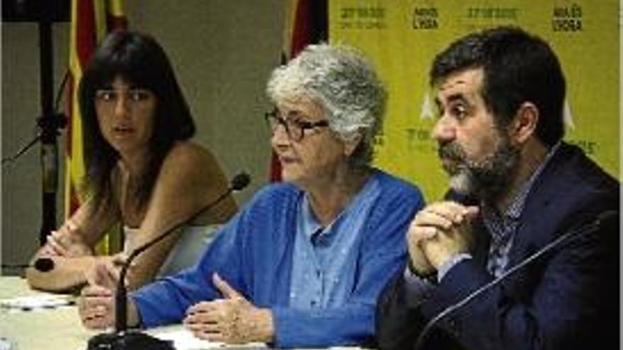 Muriel Casals i Jordi Sánchez, ahir, en roda de premsa.