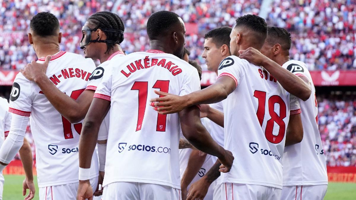 Los jugadores del Sevilla celebran un gol frente al Almería