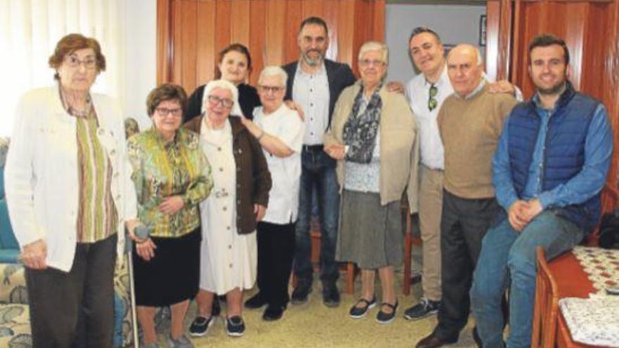 Miembros de la corporación municipal en el acto de despedida.