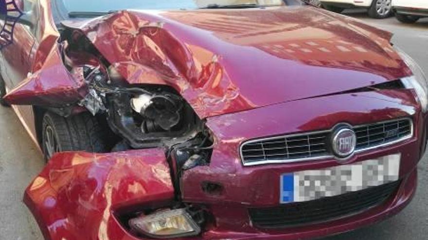 Estado en el que quedó el coche tras chocar contra los vehículos estacionados.