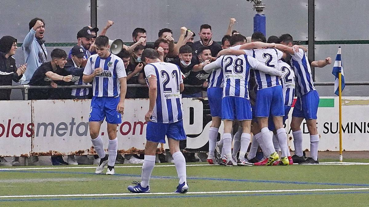 Els jugadors del Banyoles celebren el gol amb la seva afició. | MARC MARTÍ