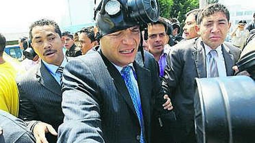 Correa, con una máscara antigás, en el Regimiento I de Quito.