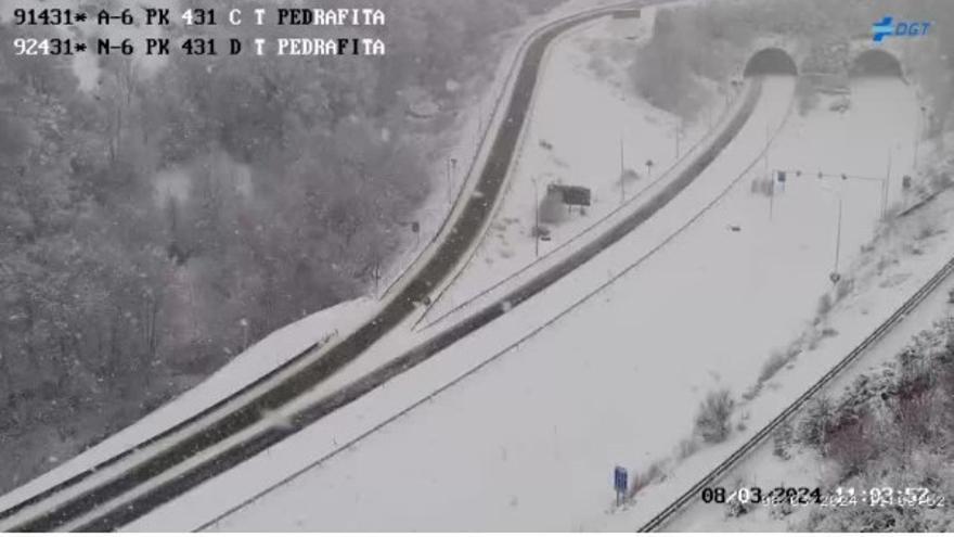 La nieve obliga a restringir el paso de vehículos pesados en la autovía A-6 en Pedrafita