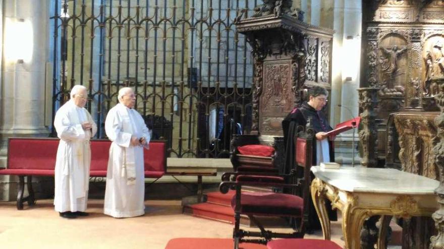 Un momento del acto de toma de posesión, ayer en el interior de la catedral.  // Eva Iglesias / DBM