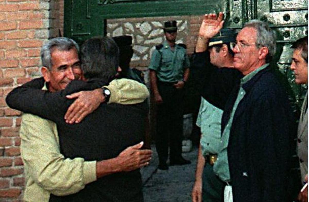 Felipe González se despide de Rafael Vera y José Barrionuevo, dirigentes del Ministerio del Interior, antes de su entrada en prisión por el caso GAL.