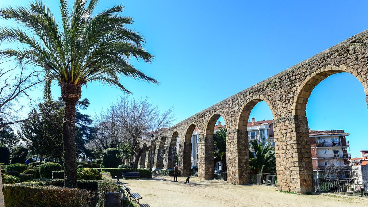 Los Arcos, la catedral y el Ayuntamiento de Plasencia estarán una hora sin luz este sábado.