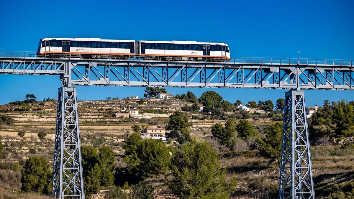 Un Tram de la línea Benidorm-Dénia circula por un viaducto en Benissa.