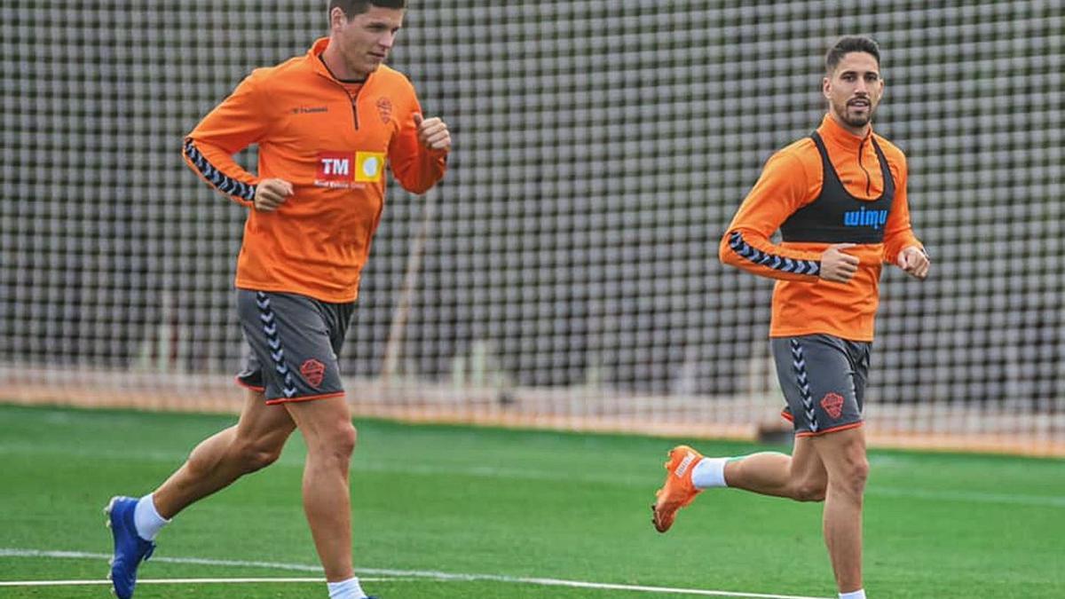 Guido Carrillo y Fidel, durante un entrenamiento, en el campo Díez Iborra. |