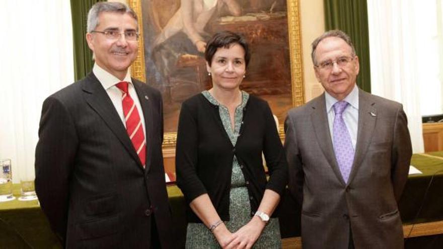 Carmen Moriyón posa entre Carlos Siñeriz de Paz y José David Vigil-Escalera en el salón de recepciones.