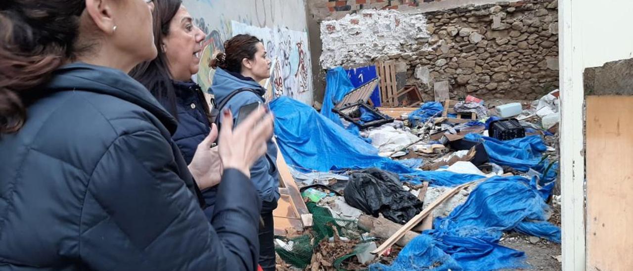 Problemas de suciedad en los solares en los barrios de Alipark y Ciudad de Asís, que los vecinos denuncian que han derivado en la aparición de ratas.