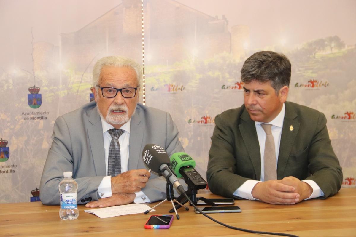 Jesús Maeztu y Rafael Llamas, durante una visita del Defensor del Pueblo Andaluz a Montilla en 2024.