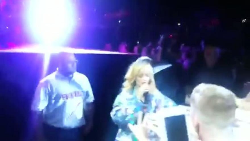 Rihanna pega un ‘microfonazo’ a una fan