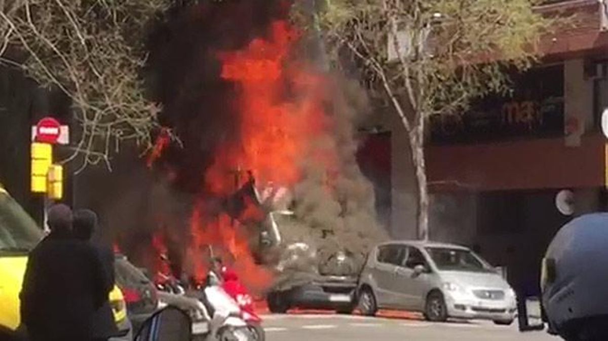 Un camió s’incendia a la cantonada dels carrers Borrell amb Sepúlveda, a Barcelona.