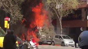 Un camió s’incendia a la cantonada dels carrers Borrell amb Sepúlveda, a Barcelona.