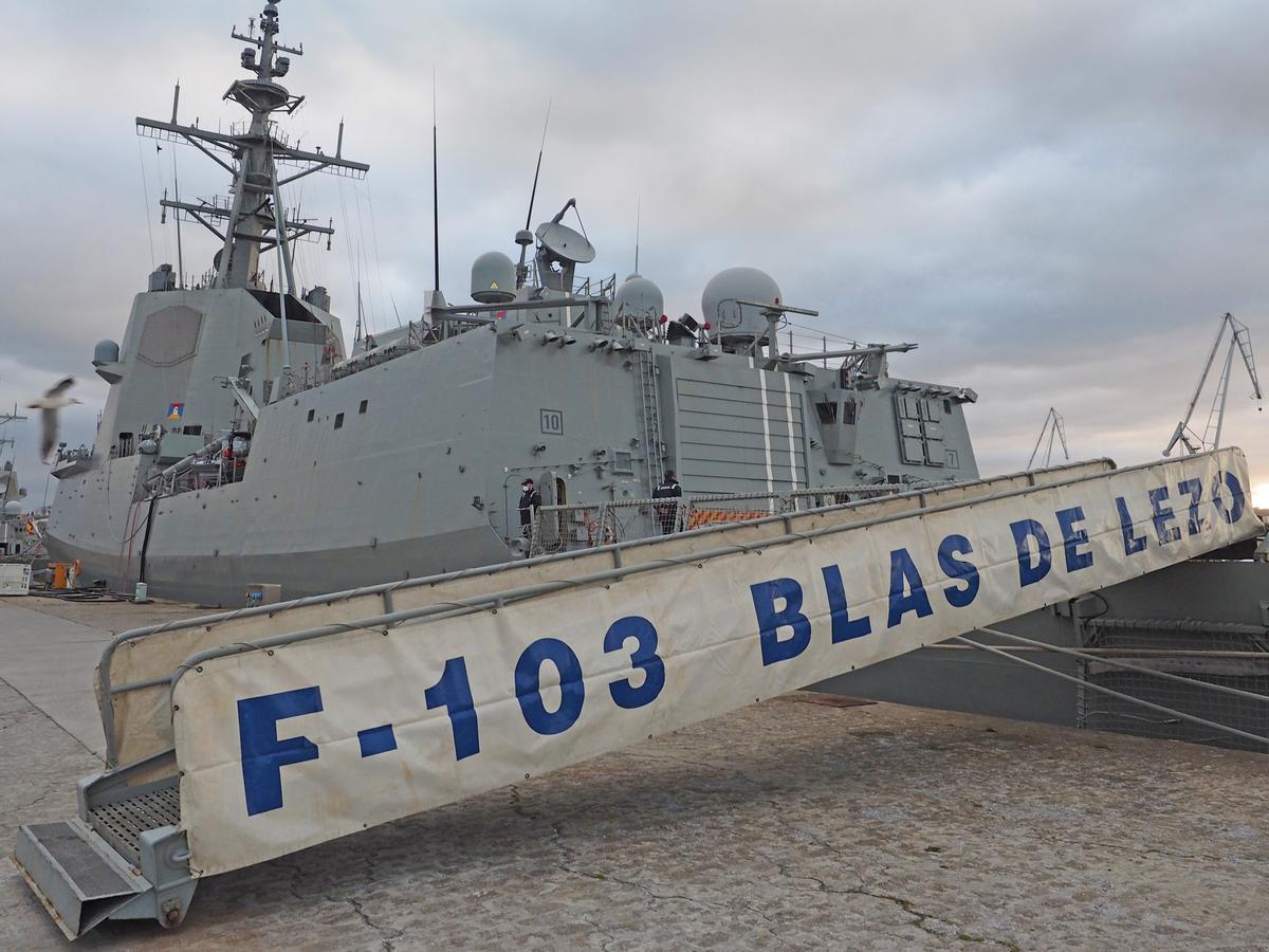 Pasarela de acceso a la fragata Blas de Lezo el día de su salida del Ferrol. 