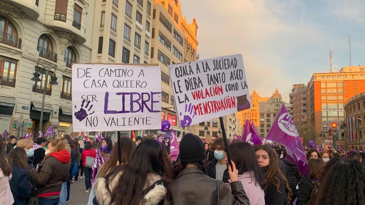 La marea violeta toma el centro de València por el 8M