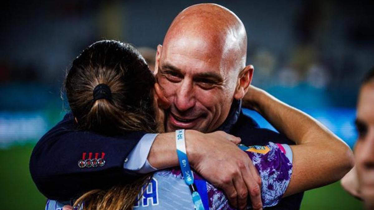 La FIFA expedienta a Luis Rubiales