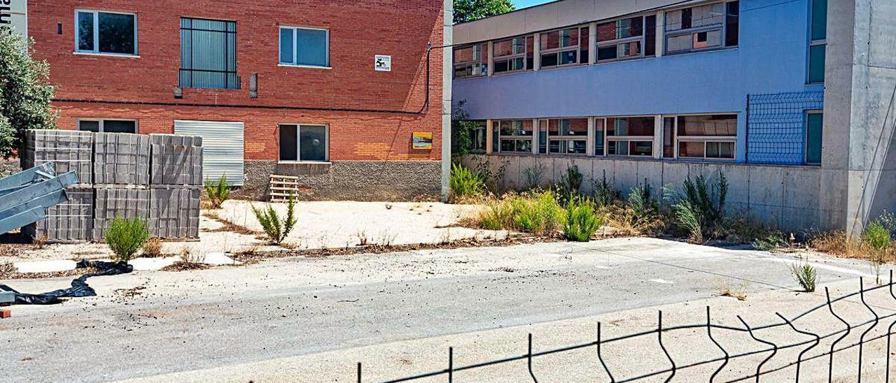 El nuevo aulario inacabado del IES Pere María que Educación tiene previsto demoler.