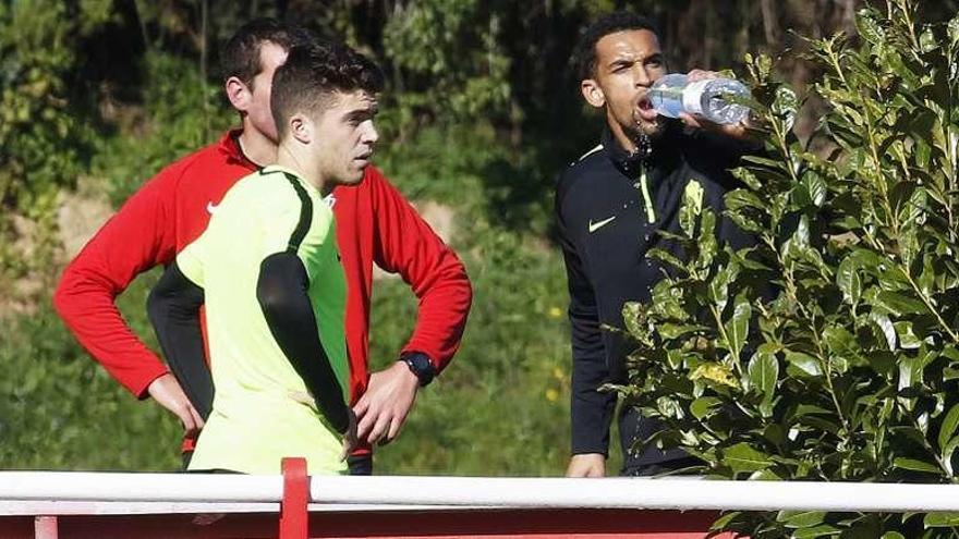 Nacho Méndez y Blackman, con el fisio Roberto Montes, ayer, en el campo 1 de Mareo.