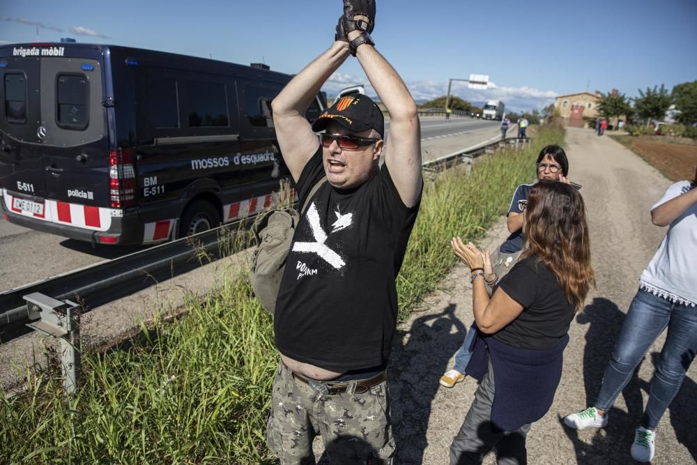 Els Mossos carreguen per dispersar les persones que tallaven la C-65 a Cassà