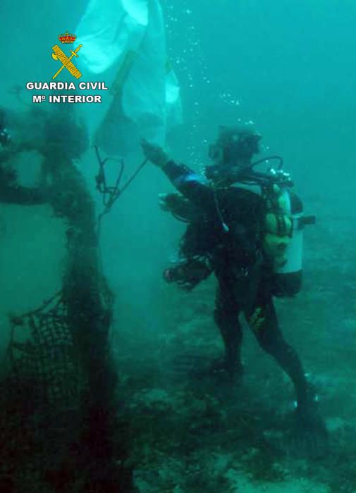 Retiran una red de pesca en Águilas por riesgo para la navegación y el buceo