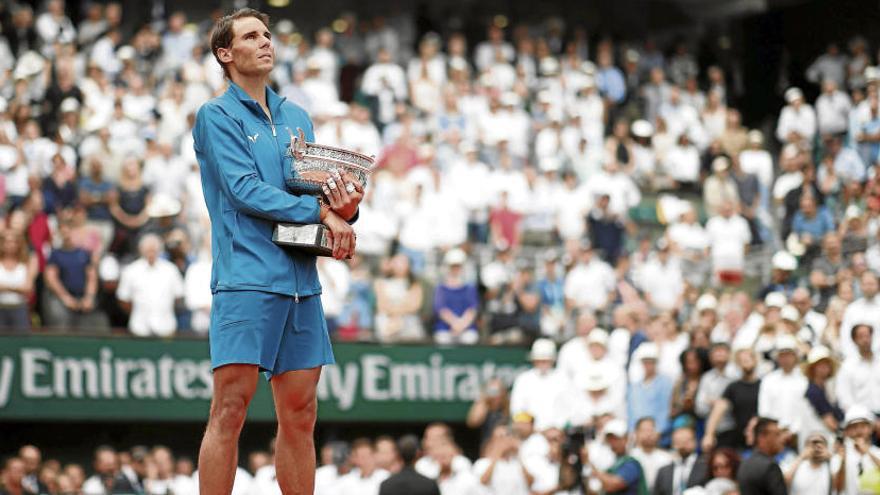 Rafael Nadal escucha el himno  de España tras la victoria.