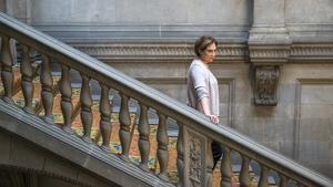 La alcaldesa Ada Colau desciende una de las escalinatas del ayuntamiento de Barcelona.