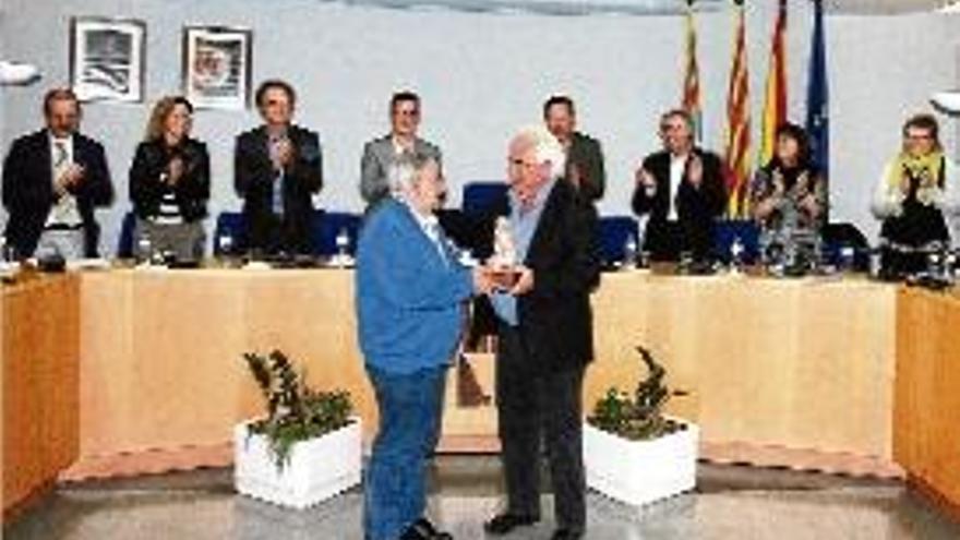 Josep Murlà, de blau en el moment de rebre el reconeixement.