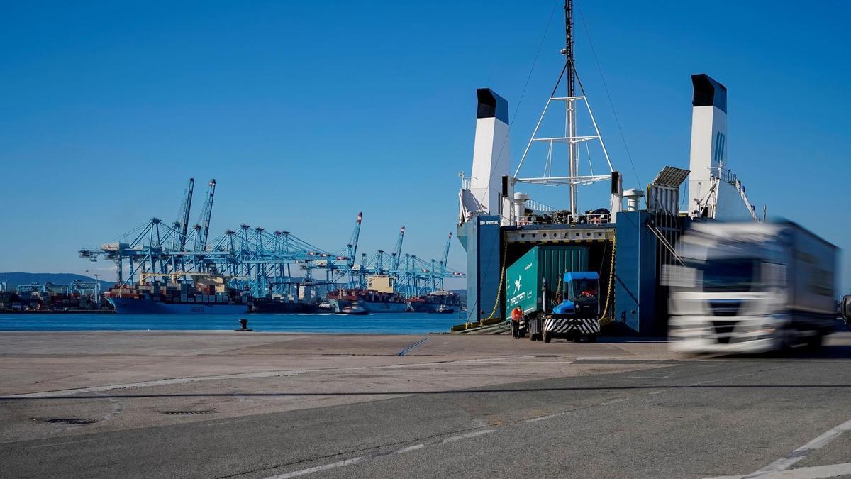 Un camión saliendo de un buque en el puerto de Algeciras.