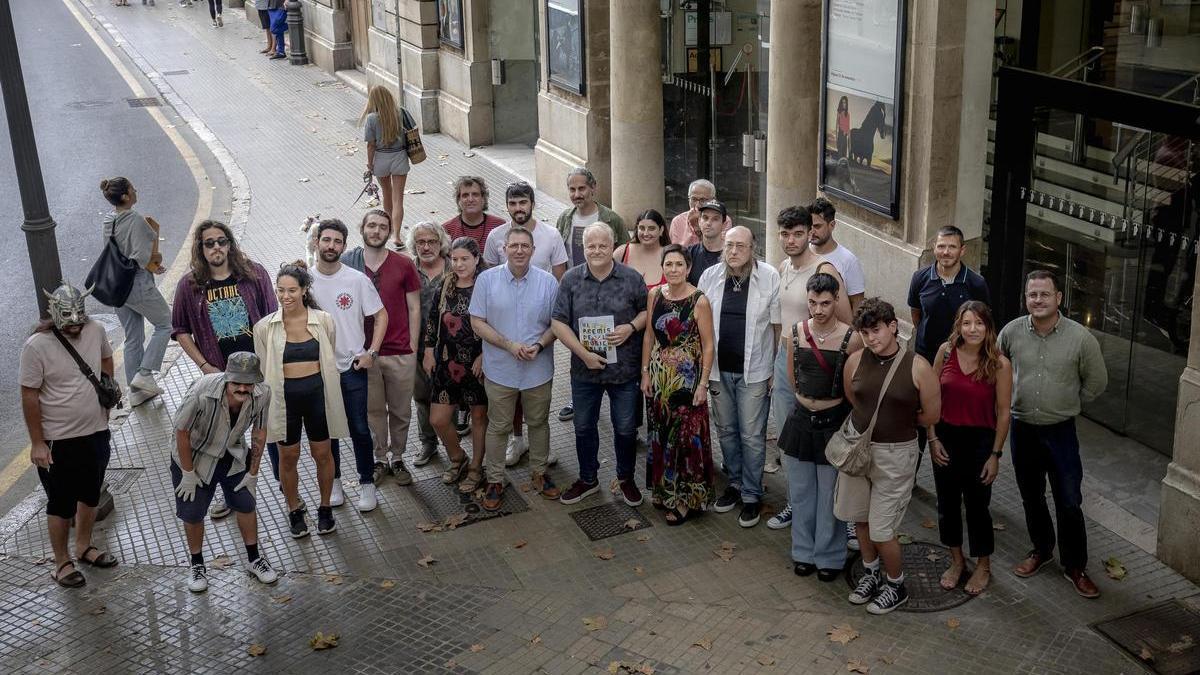 Organizadores, premiados y finalistas de los Premis de la Música Balear, en las puertas del Teatre Principal de Palma