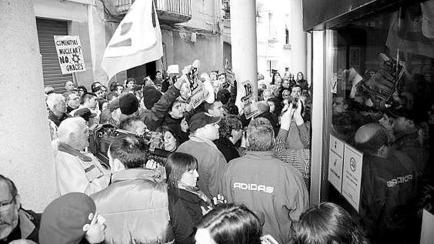 Protesta a las puertas del Ayuntamiento de Ascó, durante la celebración del Pleno municipal.