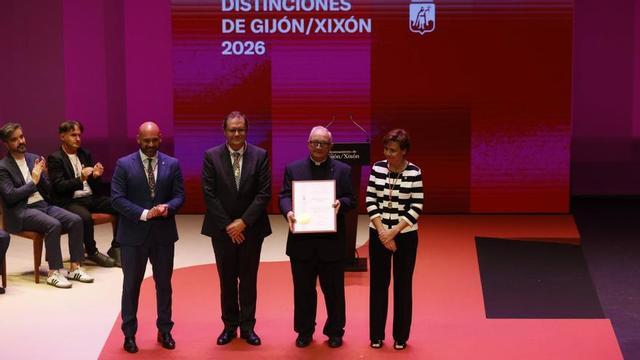 De pie, por la izquierda, Jesús Martínez Salvador, Adolfo Lamata, Arturo Muiño y Carmen Moriyón.