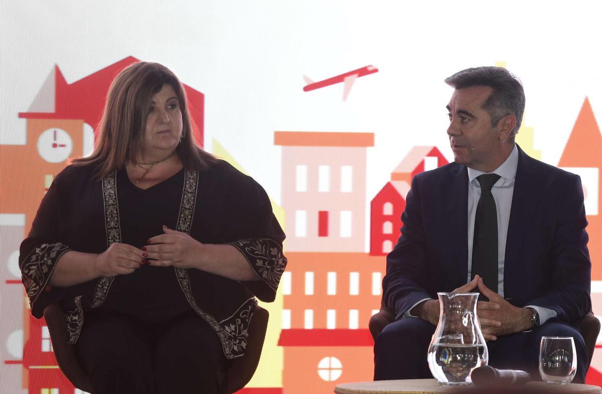 María Dolores Ruiz, primera teniente de alcalde de San Javier; y Pedro Javier Sánchez, alcalde de San Pedro, durante las jornadas.