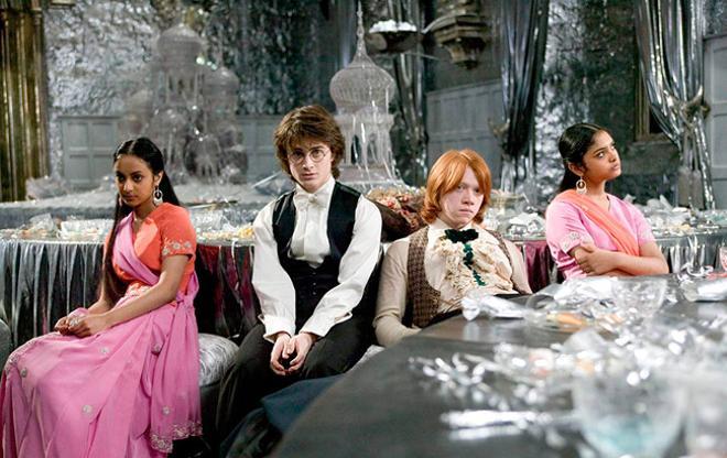 Harry Potter, Ron Weasley y las hermanas Parvati y Padma Patil en la película 'Harry Potter y el cáliz de fuego'