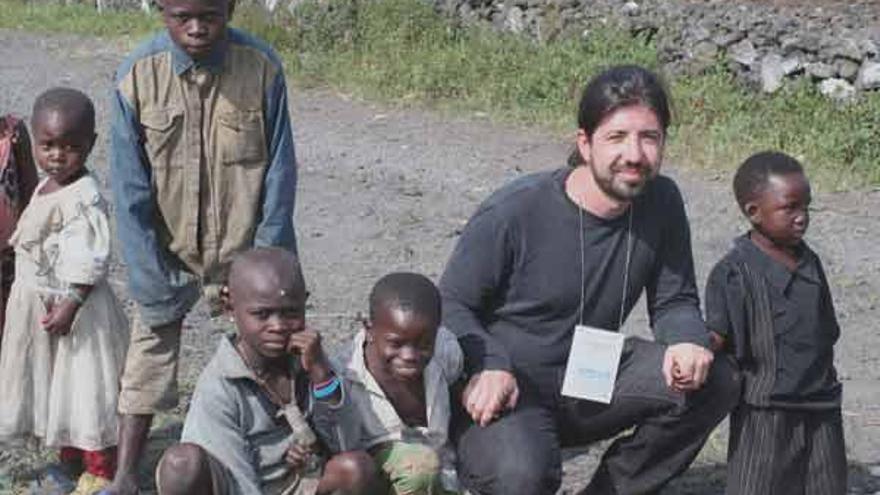 Moncho Santoló, con niños del campo de refugiados de Mugunga.