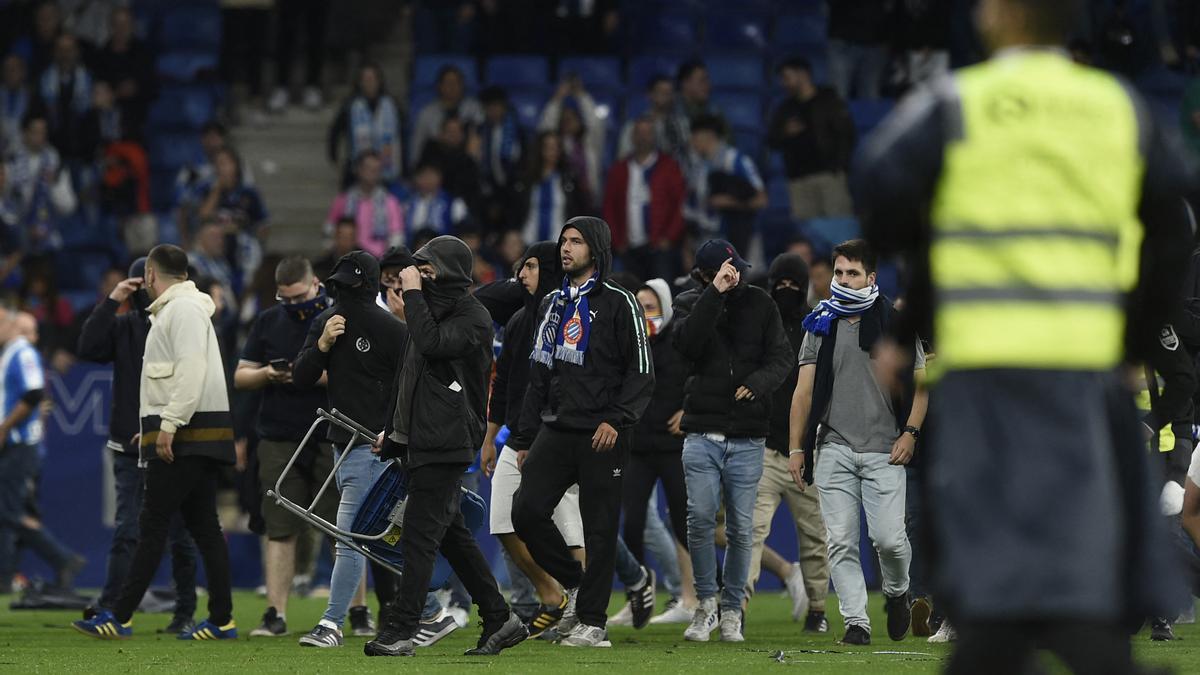 Invasión de ultras en el RCDE Stadium en la celebración del Barça.