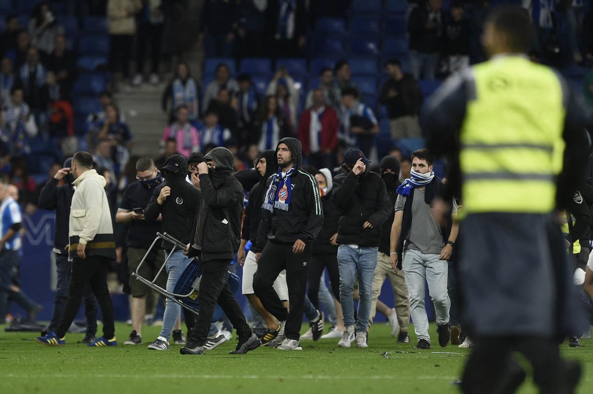 Invasión de ultras para echar al Barcelona del césped