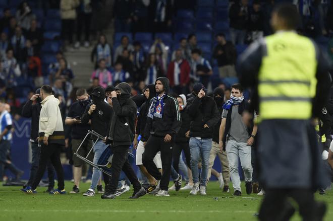 Invasión de ultras en el RCDE Stadium en la celebración del Barça.