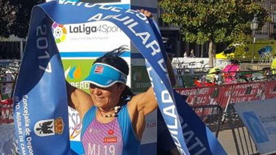 Pepa García, cruzando en primer lugar la meta en el Campeonato de España de Triatlón Cross.