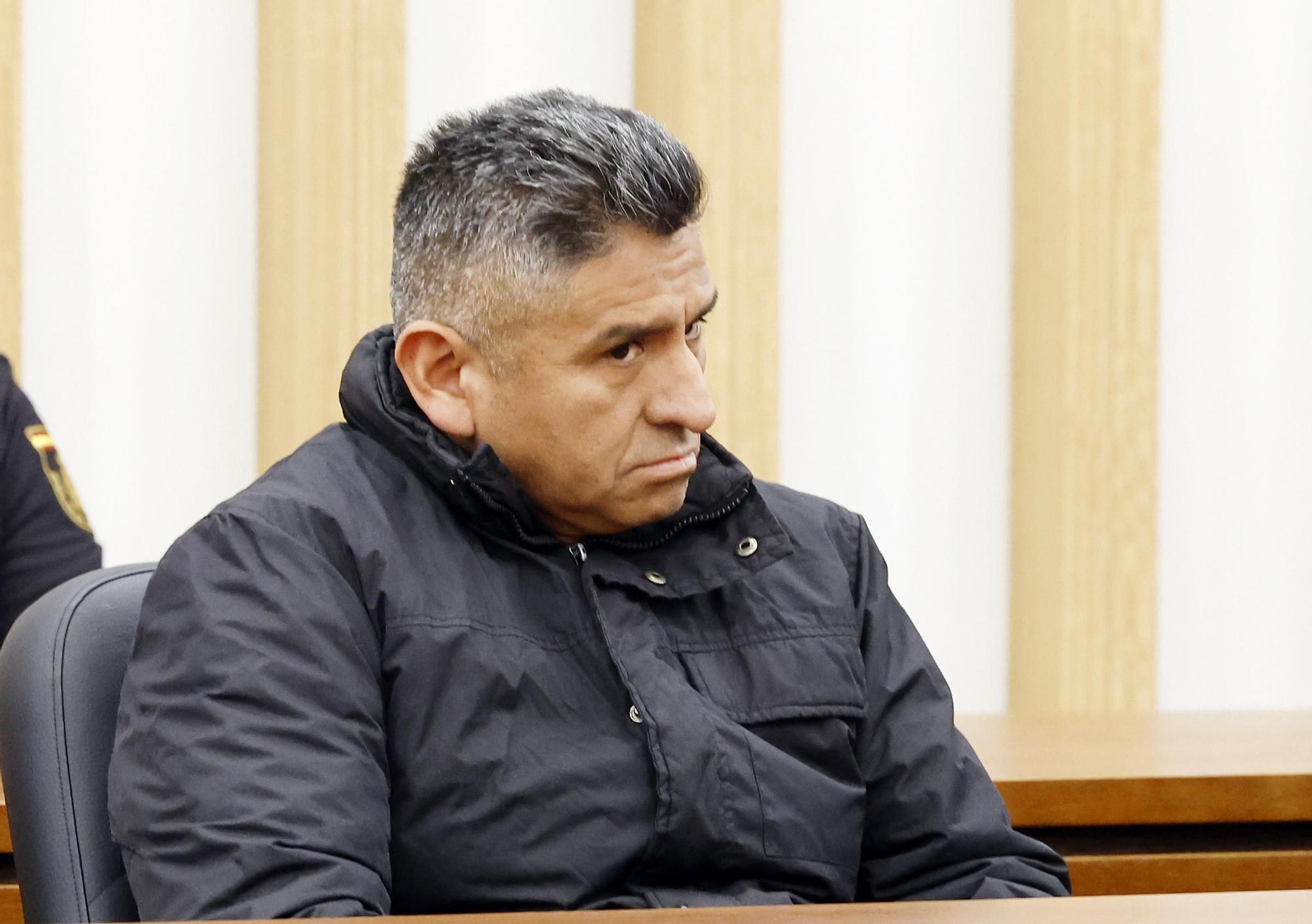 Fredy R., esta mañana sentado en el banquillo de la macrosala de la Ciudad de la Justicia, justo al inicio del juicio con jurado por el crimen de la casa okupada en la calle Coruña