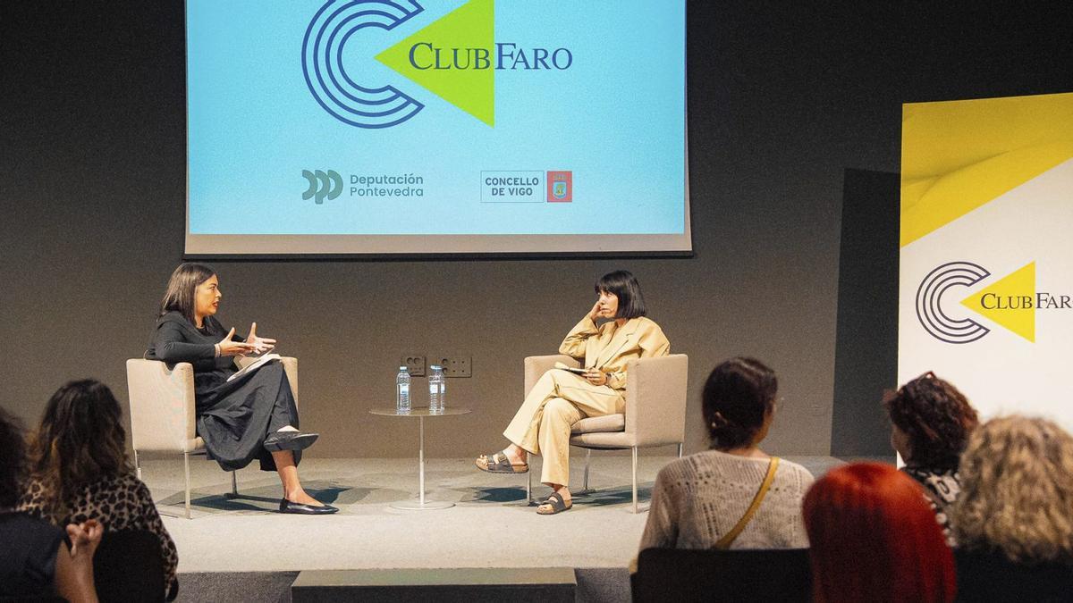Guada Guerra y Sara Barquinero, en el salón de actos del MARCO, donde se celebró el Club FARO.