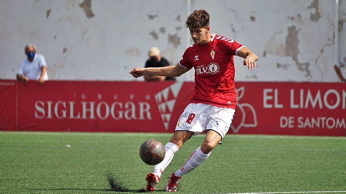 Javi golpea el balón durante el encuentro entre el Real Murcia B y el CAP Ciudad de Murcia. | REAL MURCIA CF