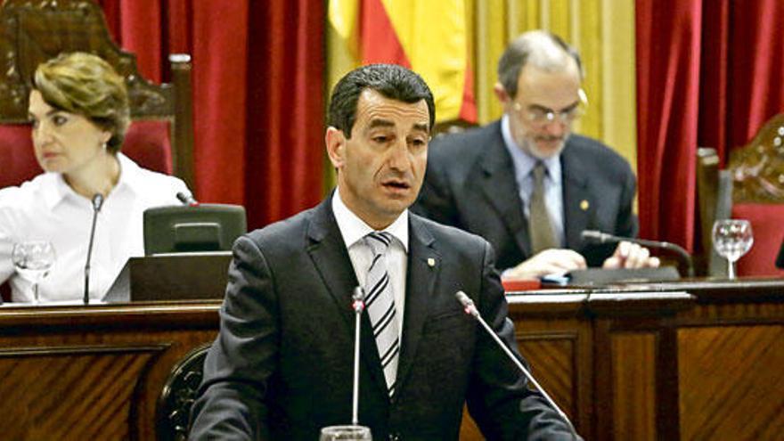 El conseller Biel Company, ayer durante su defensa de la Ley del Suelo en el Parlament.