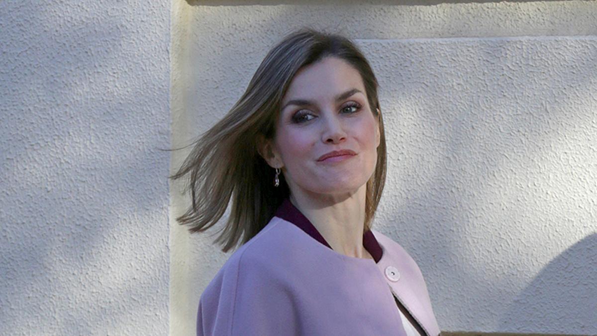 Letizia Ortiz con abrigo rosa cuarzo y traje burdeos