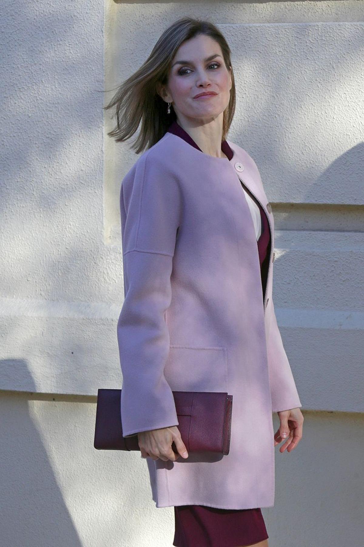 Letizia Ortiz con abrigo rosa cuarzo y traje burdeos