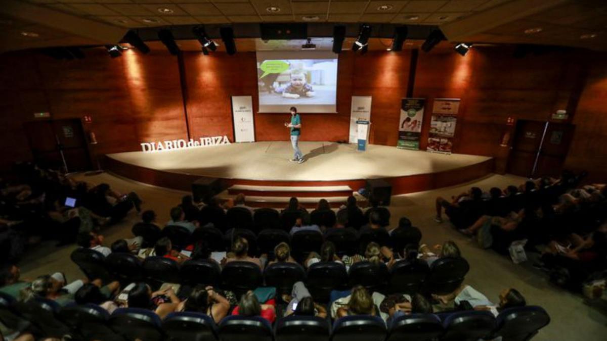 La expectación era grande y el aforo del auditorio  del Club Diario de Ibiza se completó.