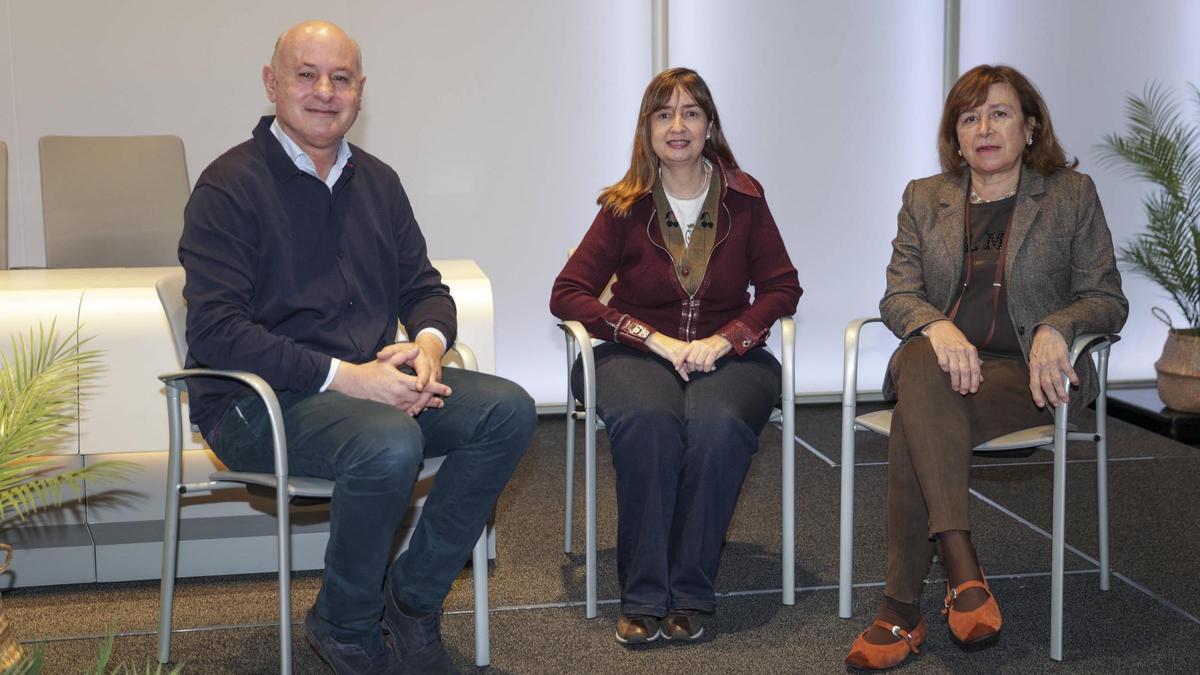 De izquierda a derecha, Ángel Ramírez Páyer, jefe de sección de Hematología Clínica del HUCA; Esther González, jefa del servicio de Hematología del Hospital de Cabueñes y miembro de la mesa del Grupo Español de Mieloma; y Ana Pilar González, hematóloga del HUCA.