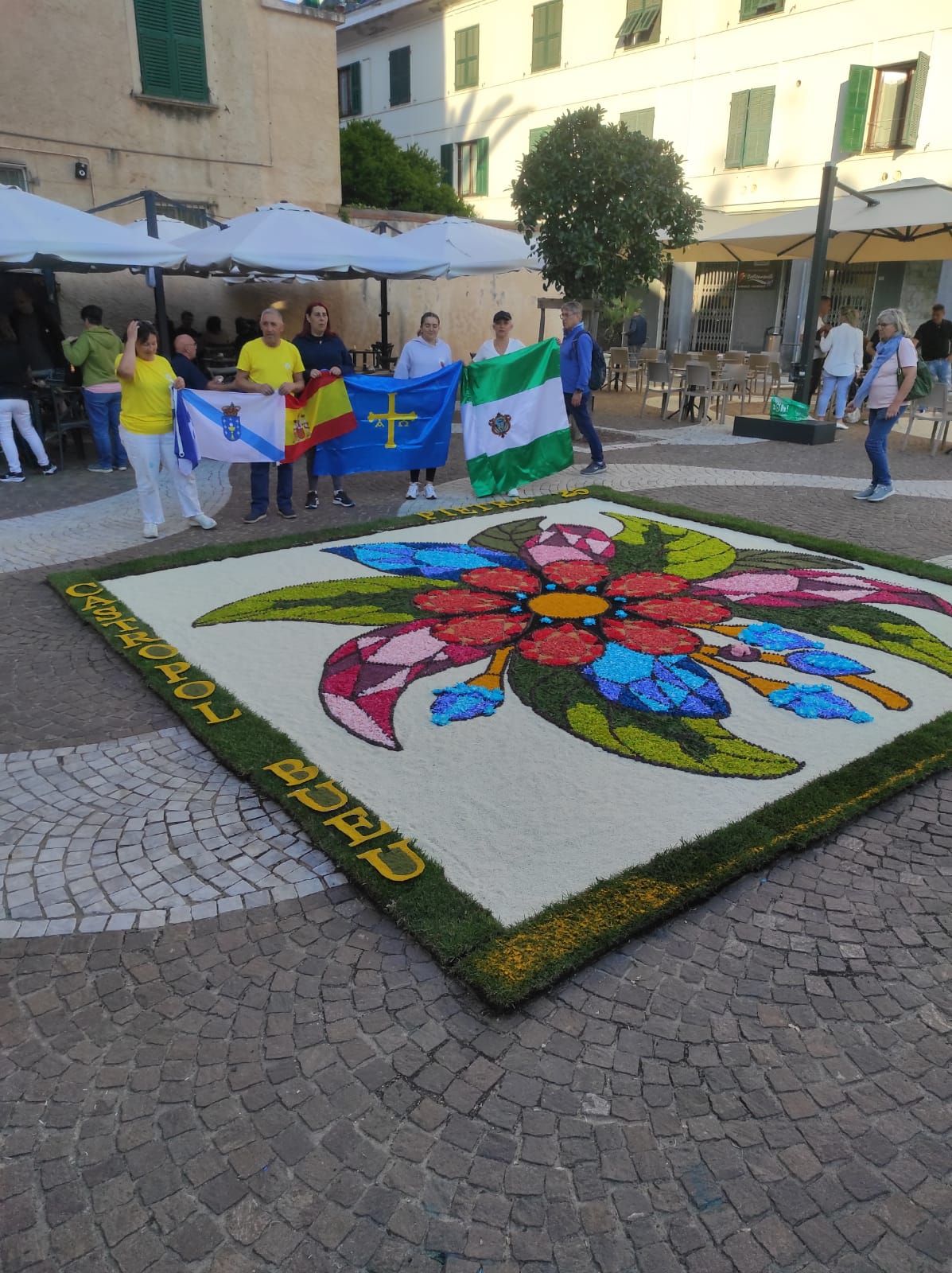El Colectivo Independiente Alfombrista de Bueu en Pietra Ligure (Italia)