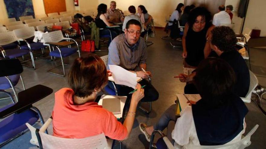 Participantes, ayer, en una sesión de trabajo en el Valdecarzana.